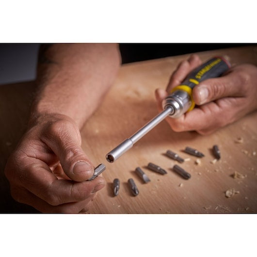 FMHT0-62690 RATCHET SCREWDRIVER WIHTH 12 BITS