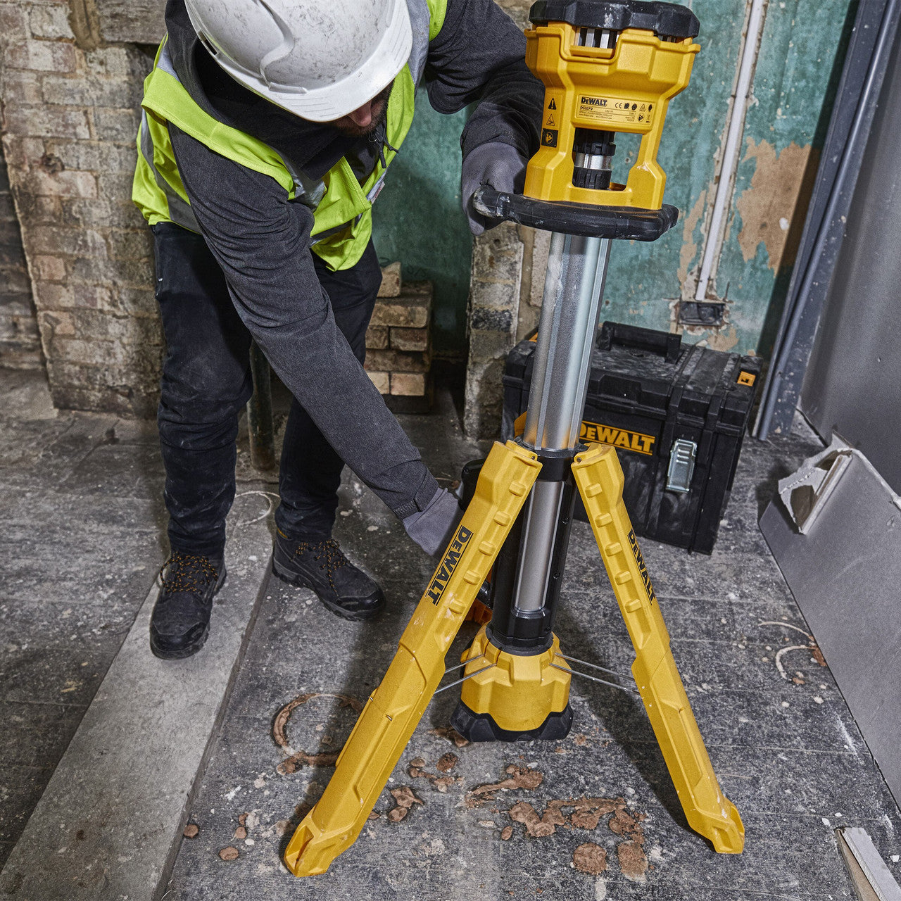 Dewalt DCL079 XR 18V LED Tripod Light (Body Only)