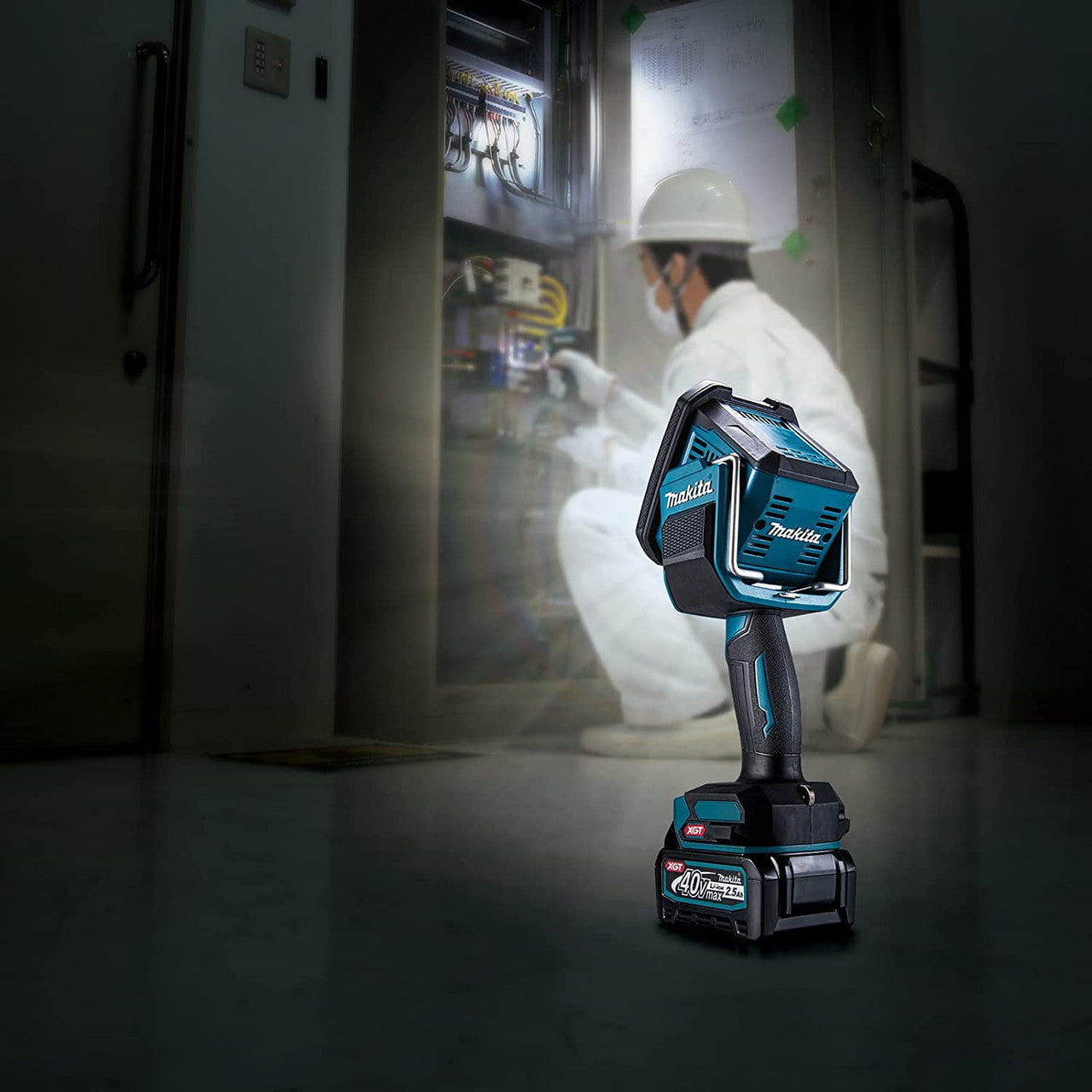 Makita ML007G 40Vmax XGT Cordless Work Light (Body Only) 8