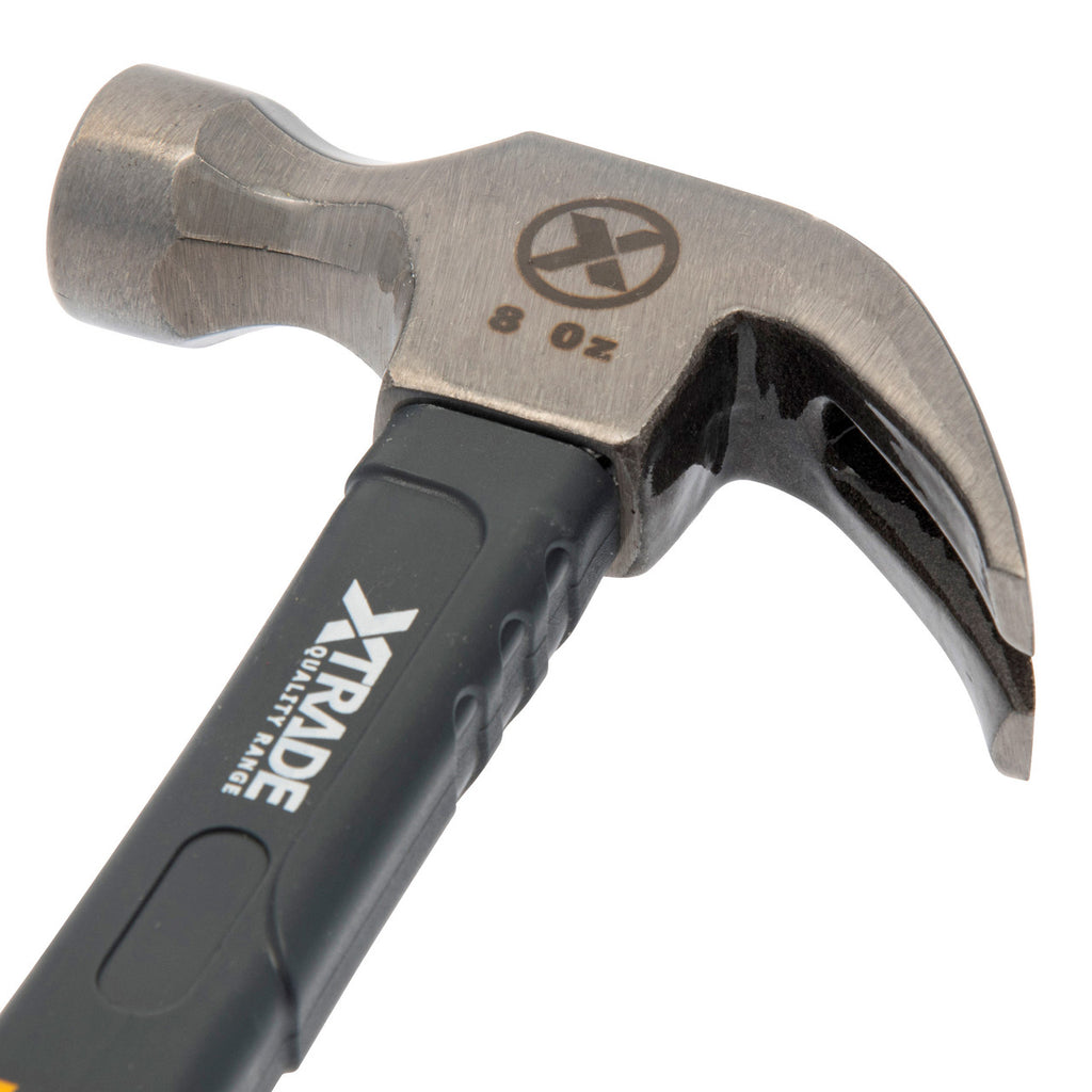 XTrade X0900085 Claw Hammer with Fibreglass Handle lying on its sideshowing claw curve 