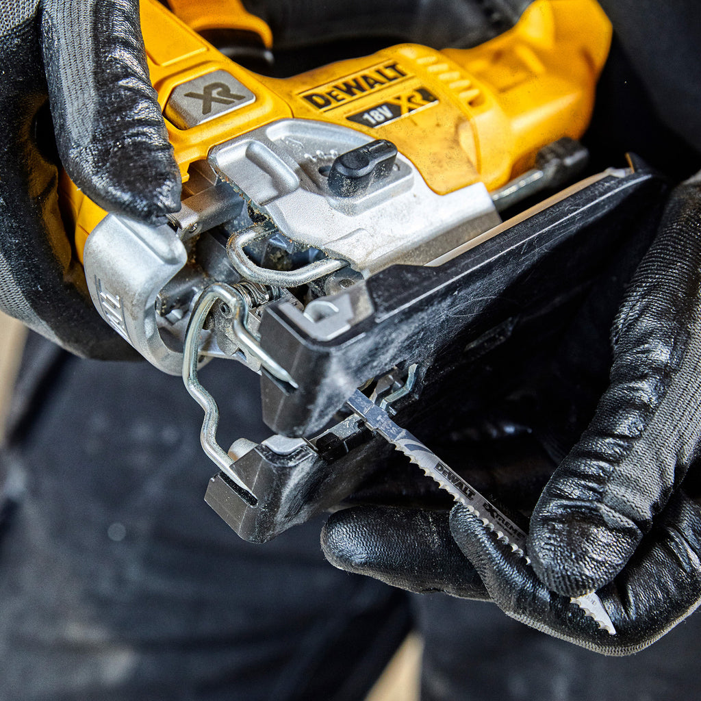 Dewalt DCS334N 18V XR Brushless Pendulum Jigsaw (Body Only) changing blade