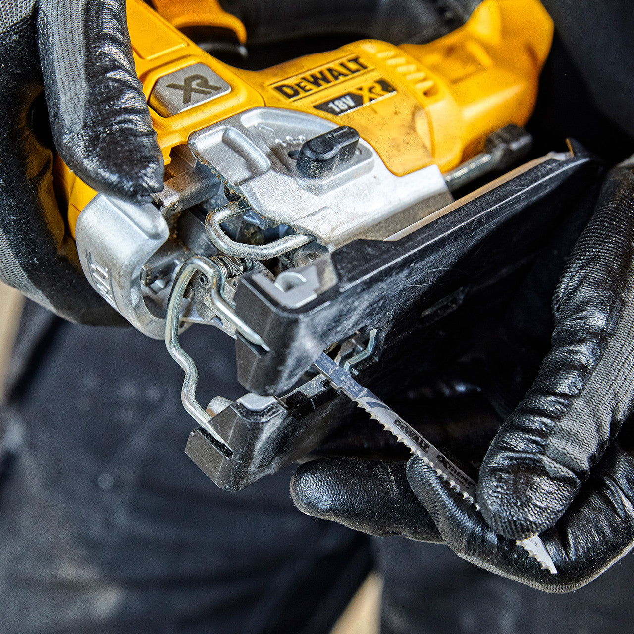 Dewalt DCS334N 18V XR Brushless Pendulum Jigsaw (Body Only) changing blade