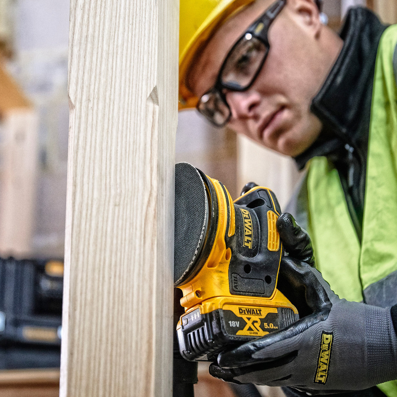 Dewalt DCW210N 18V XR 5 inch/125mm Brushless Random Orbital Sander (Body Only) in use sanding post