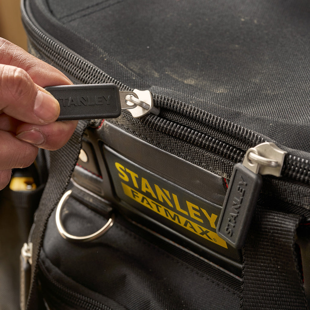 Stanley Fatmax FMST1-70749 Round Top Rigid Tool Bag 20'' close up of chunky zip