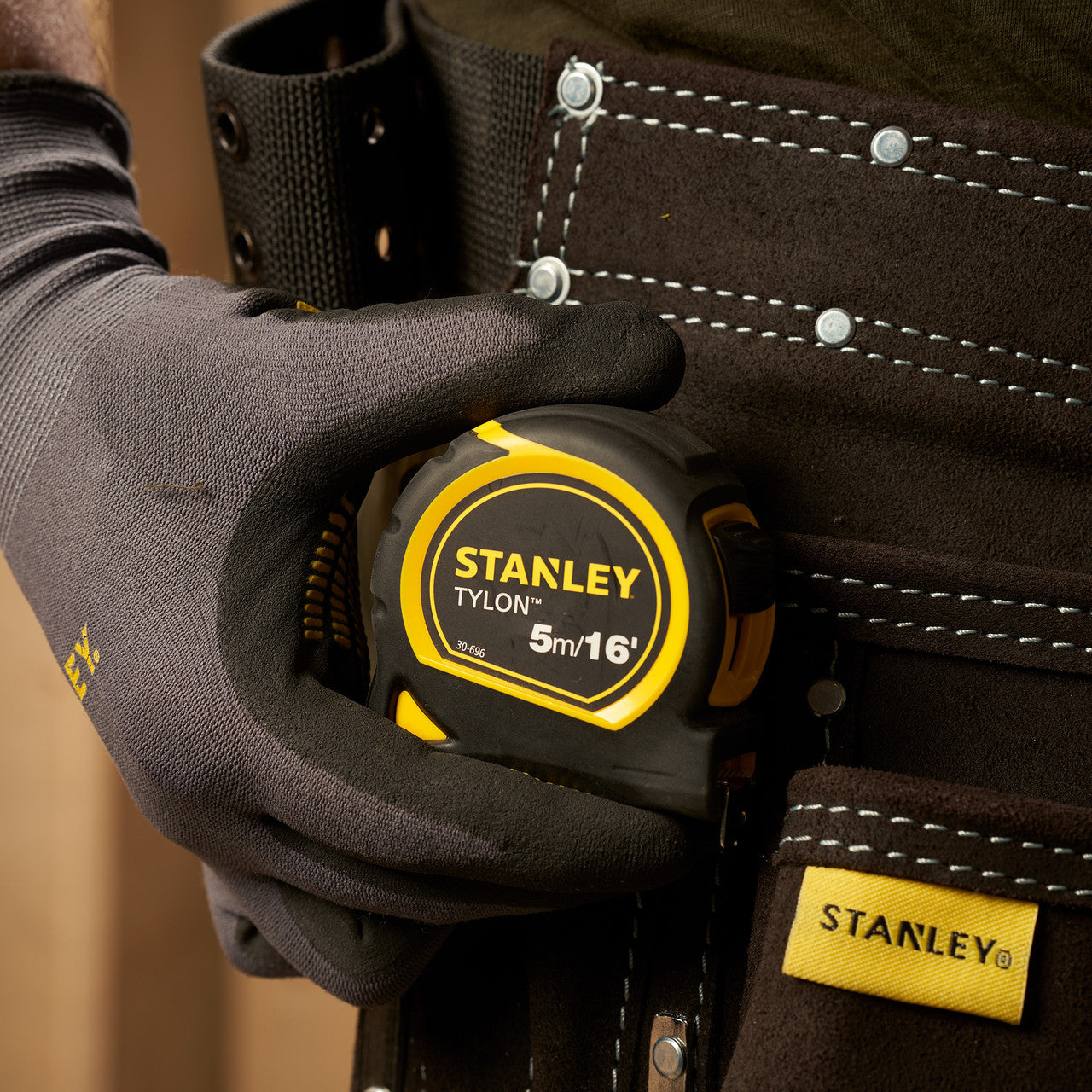 Stanley 0-30-696 Metric/Imperial Tylon Pocket Tape Measure 5m in use on tool belt