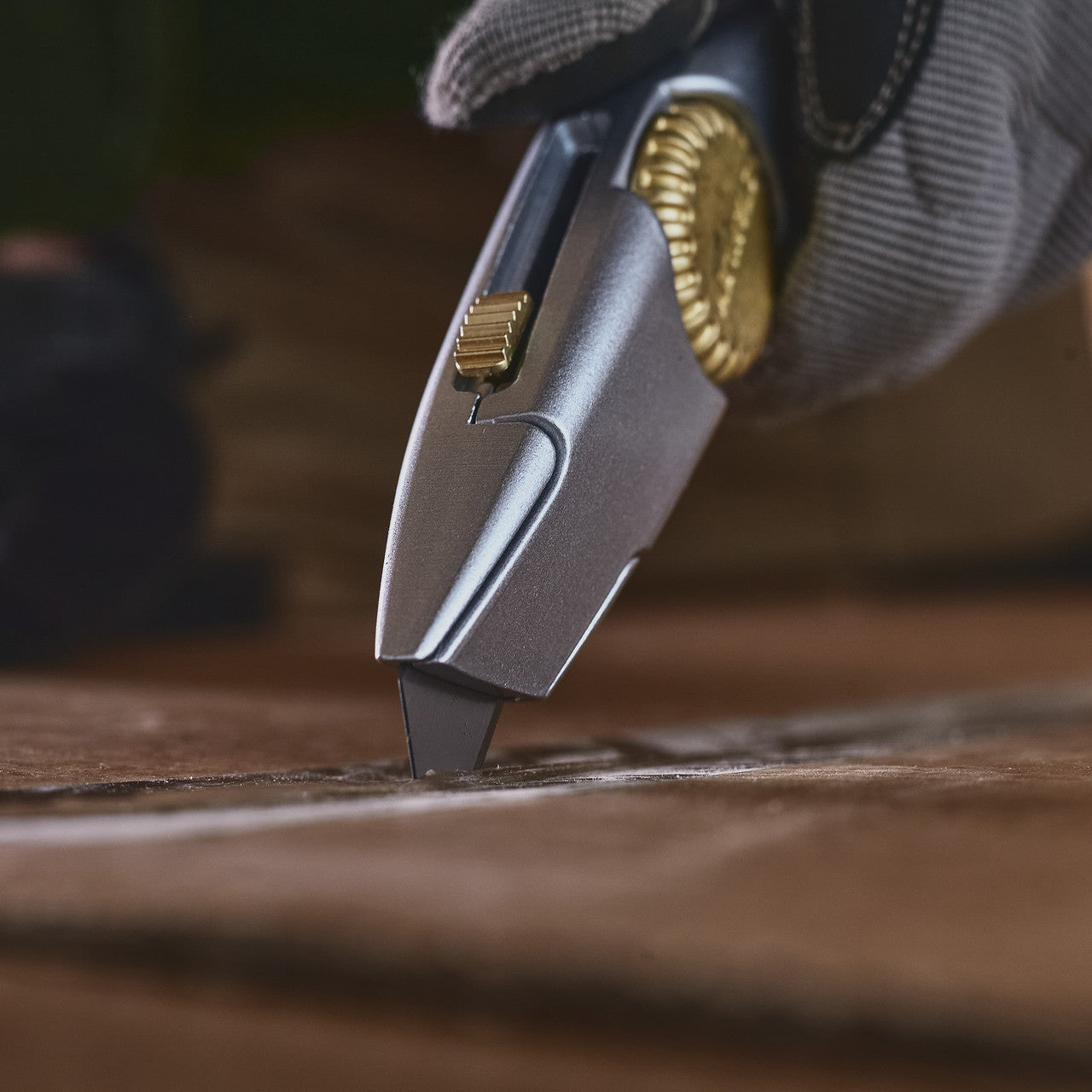 Stanley 2-10-122 Titan Retractable Blade Knife 185mm in use 1