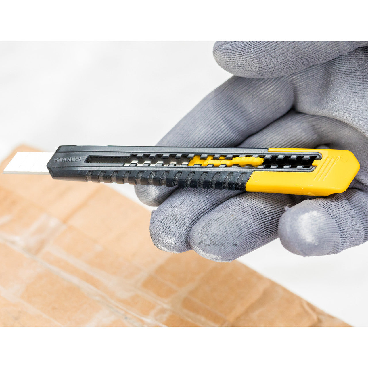 Stanley 0-10-150 9mm SM Snap-Off Blade Knife in use