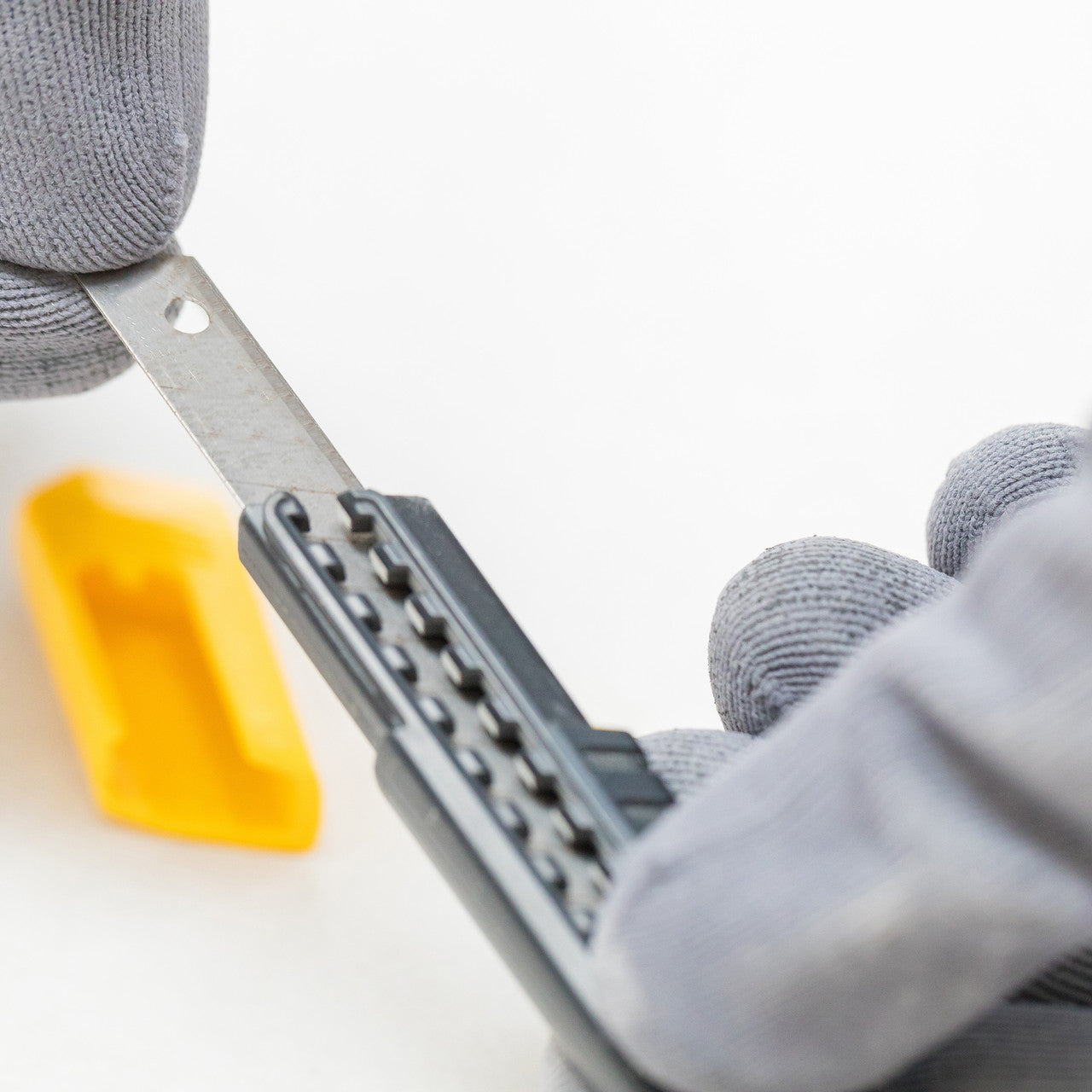 Stanley 0-10-150 9mm SM Snap-Off Blade Knife in use choosing next segment