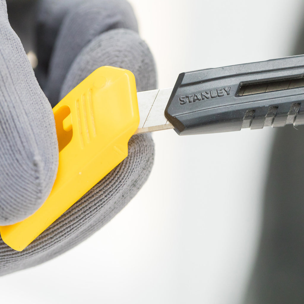 Stanley 0-10-150 9mm SM Snap-Off Blade Knife in use snapping off older segment