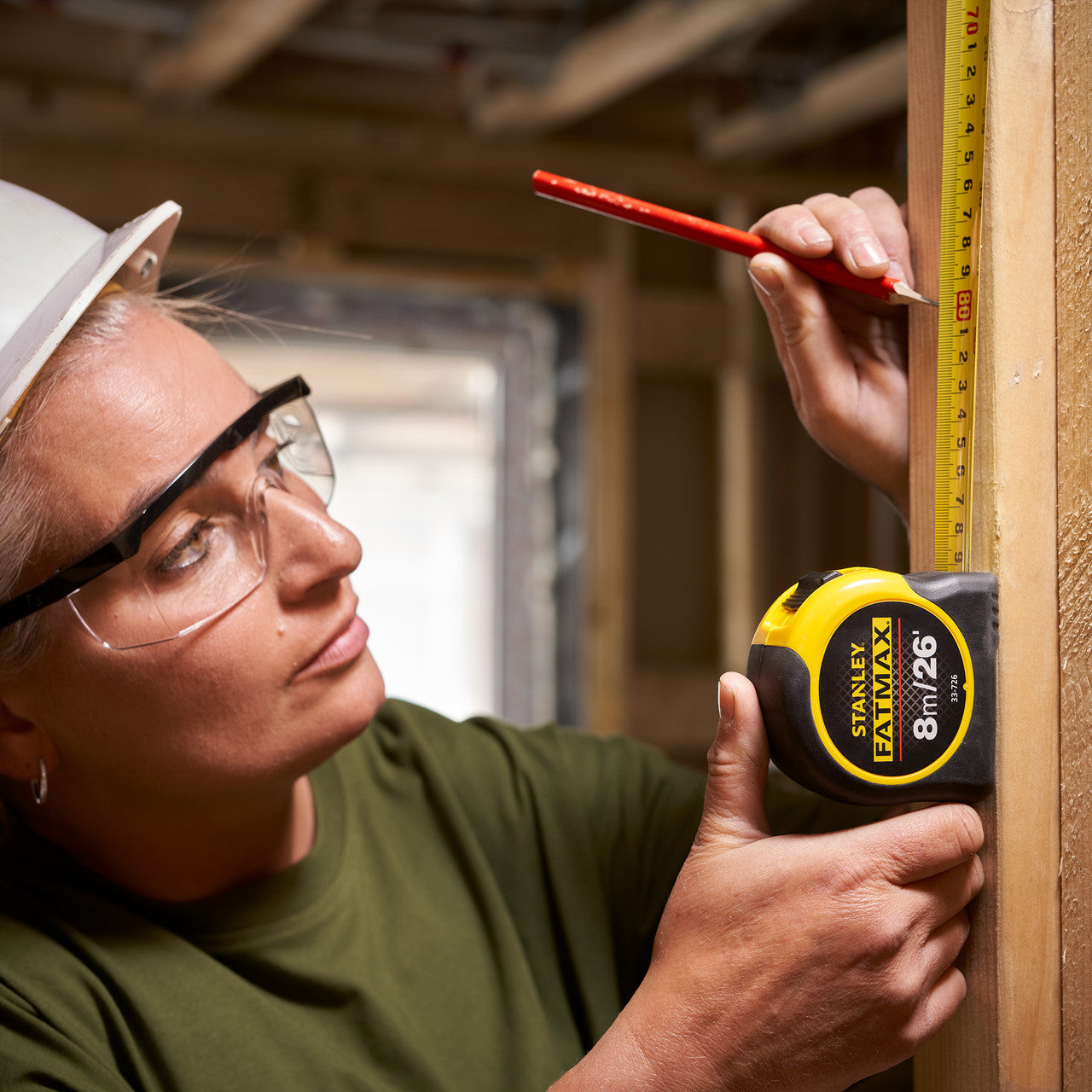 Stanley 0-33-726 FatMax Metric/Imperial Tape Measure with Blade Armor 8m measuring up on site