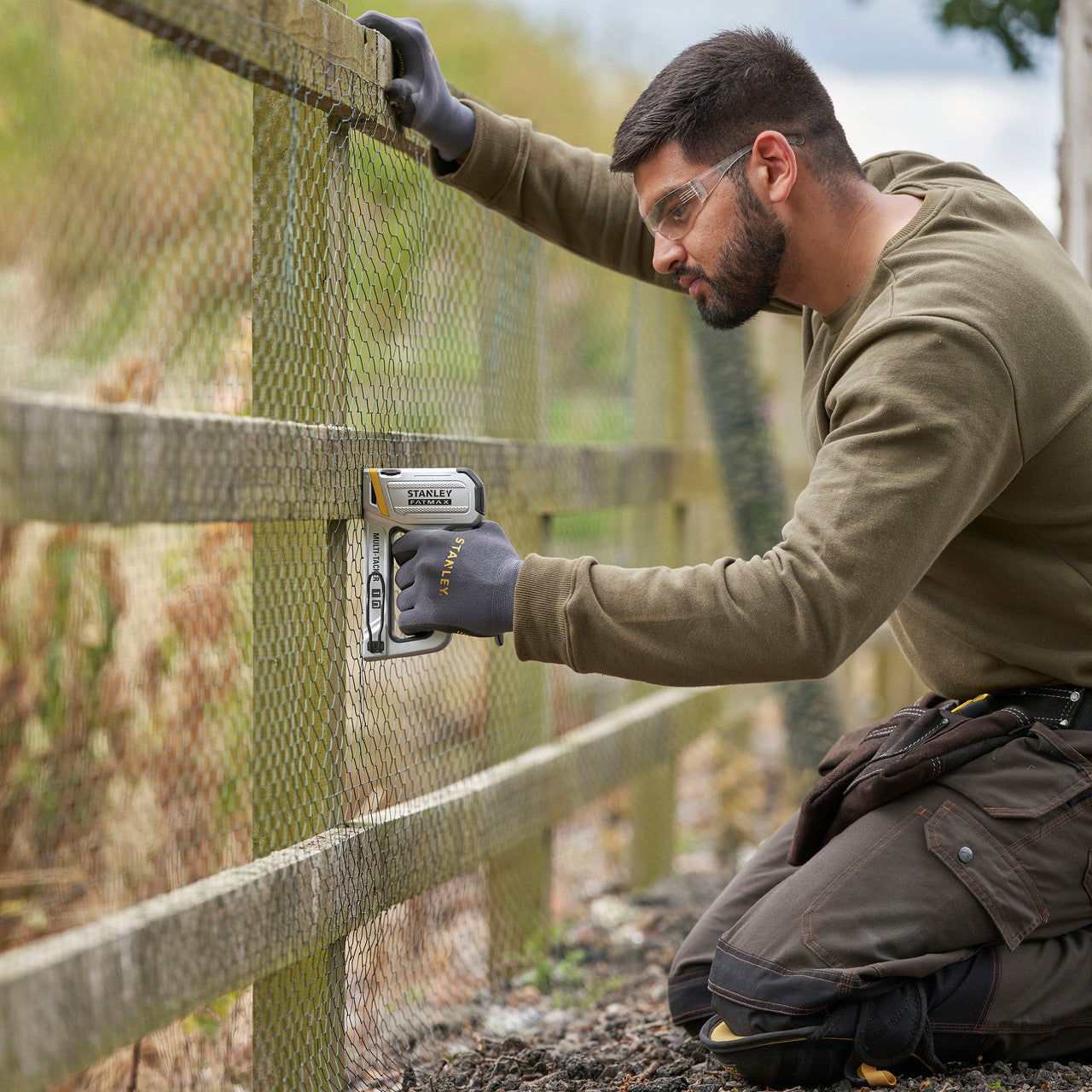Stanley FMHT70250-0 FatMax 2-in-1 Multi-Tacker In Use on Fence
